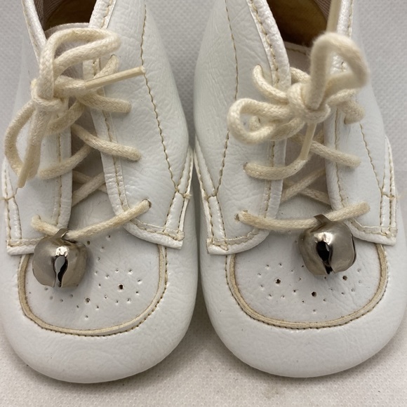 Vintage Fabien Canada White Lace Up Baby Shoes with Bells Size 0 - Picture 4 of 12